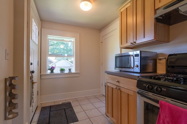 Building Photo - 6406 SE 44th Ave