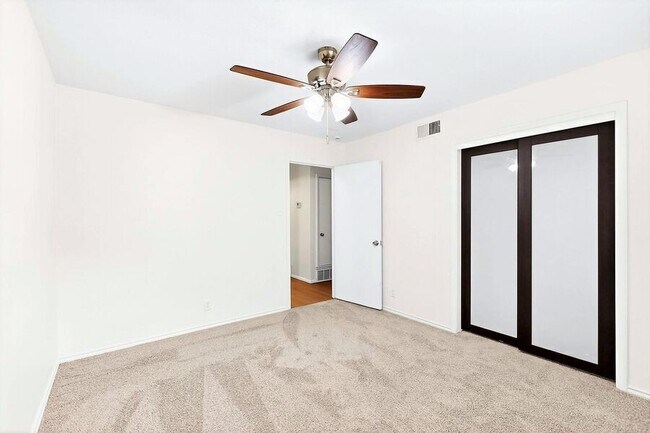 Building Photo - 3632 Venice Dr