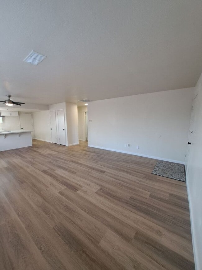 Building Photo - 546/550 E Polk St