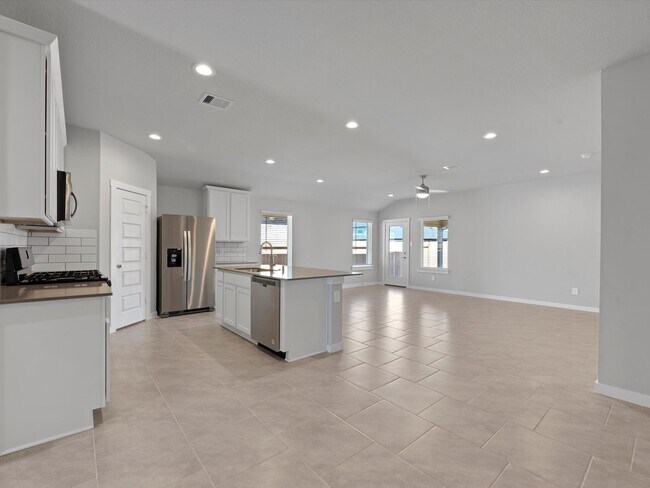Building Photo - 3335 Silverton Dr