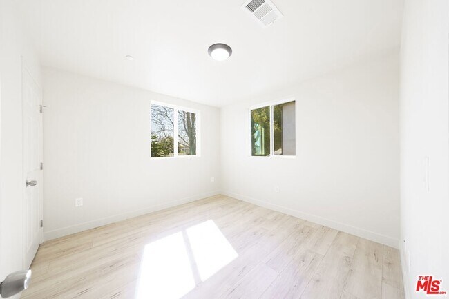 Building Photo - 737 E 82nd St