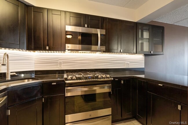 Building Photo - 703 Pelham Rd