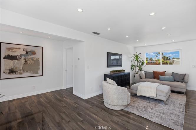 Building Photo - 496 E 16th St