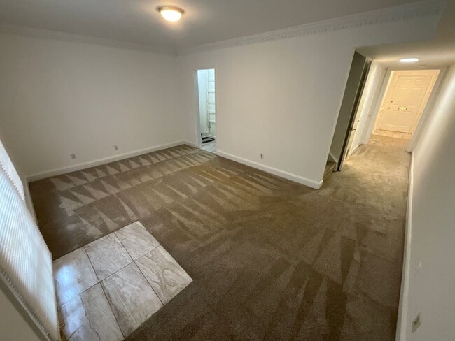 Building Photo - Beautiful 2 Bed 2.5 Bath Townhouse!