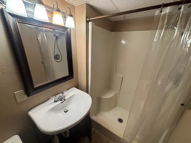 Building Photo - 635 N Chautauqua Ave