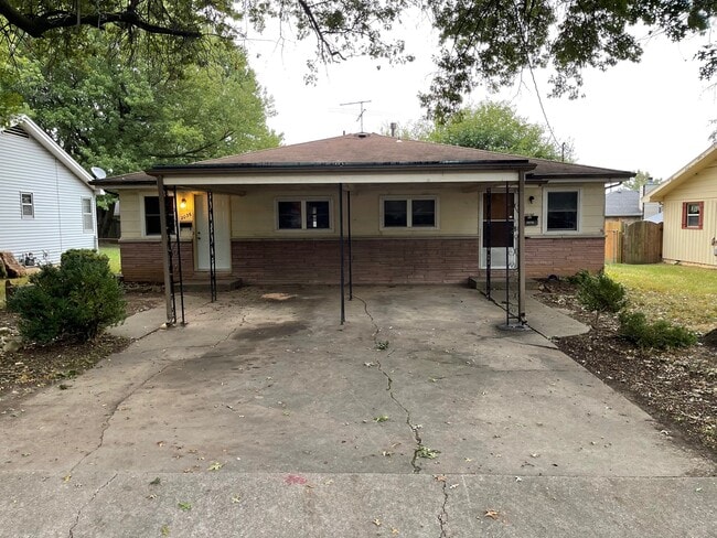 Primary Photo - 2036 S Fairway Ave