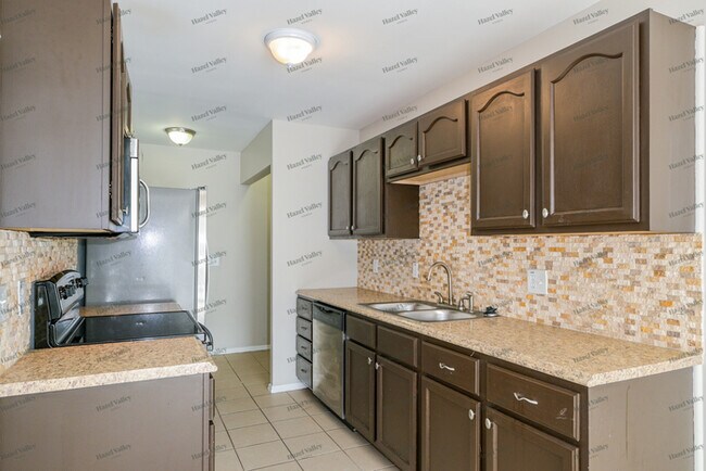 Building Photo - 4918 High Crest Ct