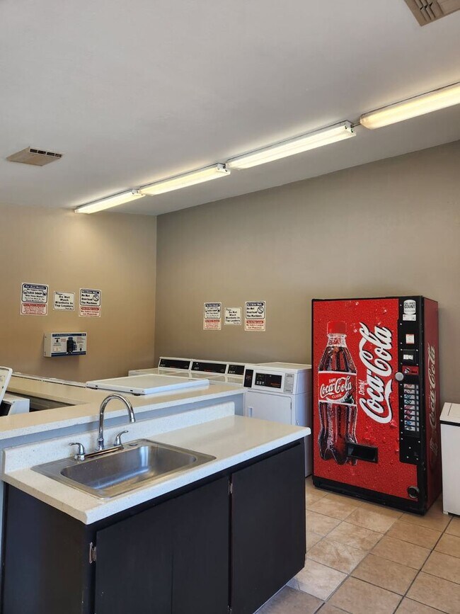 Building Photo - Brand new updated unit!! Apply today, Move...