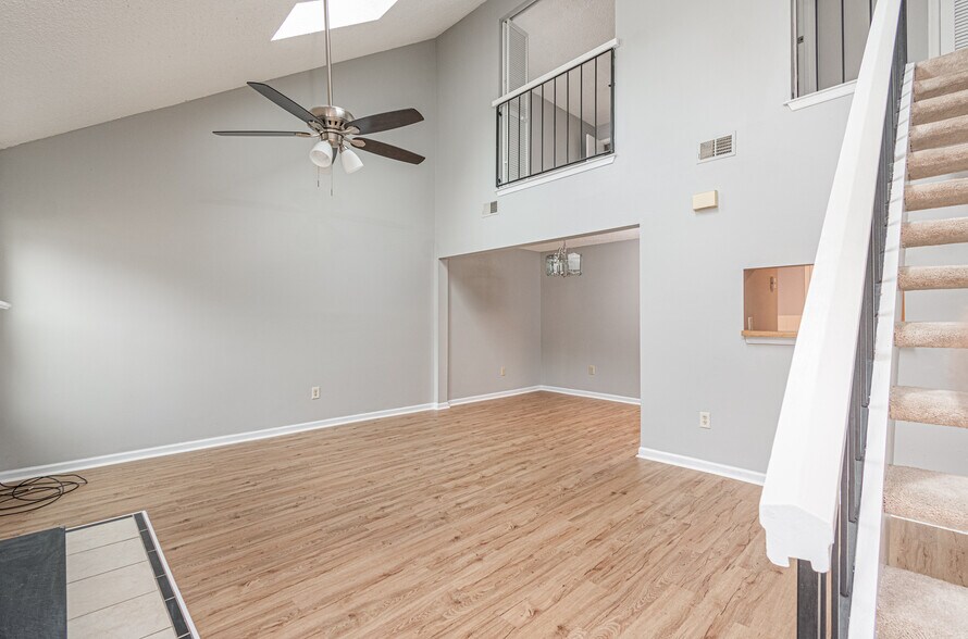 Family room - 655 Biltmore Dr