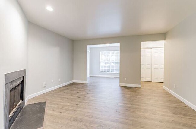 Building Photo - Two bedroom, two bath apartment with golf ...