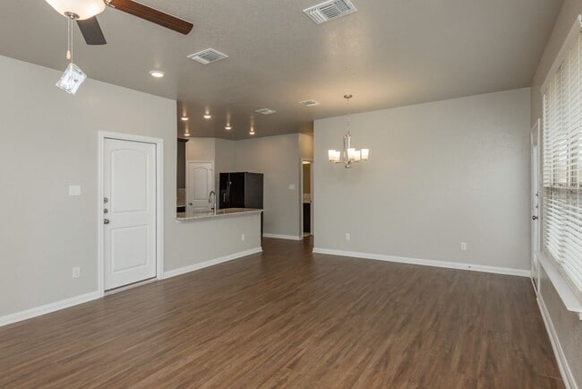 Building Photo - Beautifully designed and thoughtfully maintained duplex