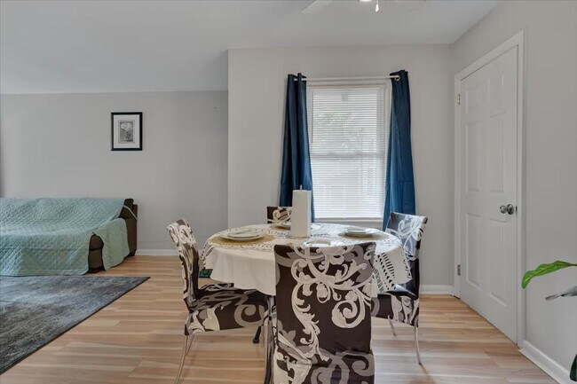 Building Photo - 803 W Markham Ave