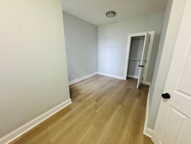 Building Photo - Remodeled Large 3bd/1.5 House with Rear ya...