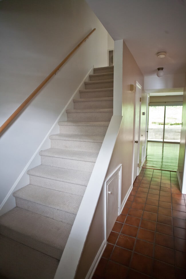 Building Photo - Two Bedroom Condo Minutes from Downtown!