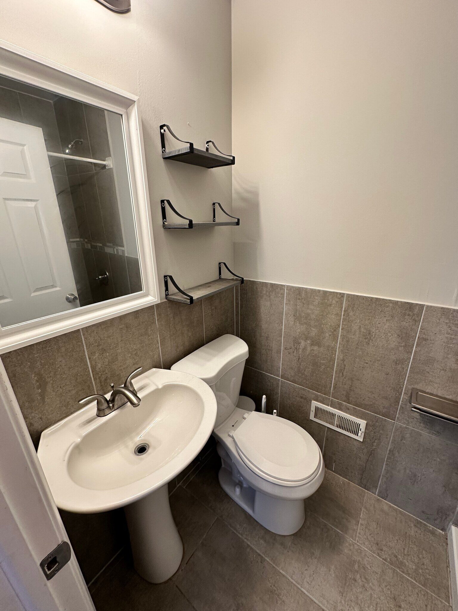 Building Photo - 1920 S Bonsall St