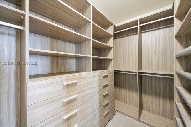 Building Photo - 1300 Brickell Bay Dr