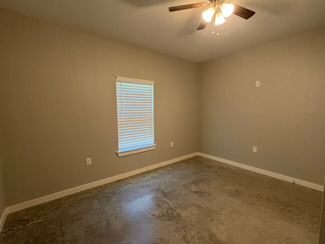 Building Photo - 310 Spring Lake Dr