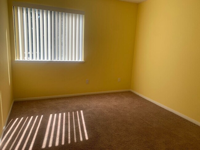 Building Photo - Beautiful upstairs condo with Washer and D...