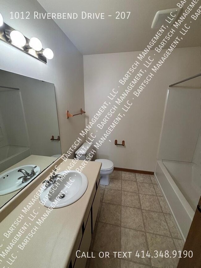 Building Photo - 1012 Riverbend Dr