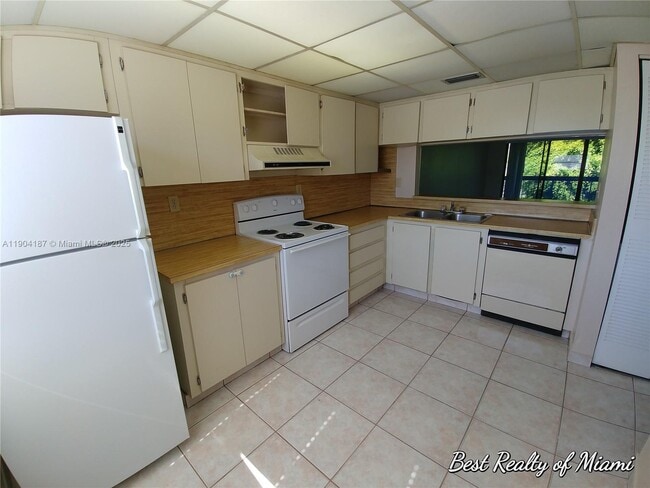 Building Photo - 9905 NW 9th St Cir