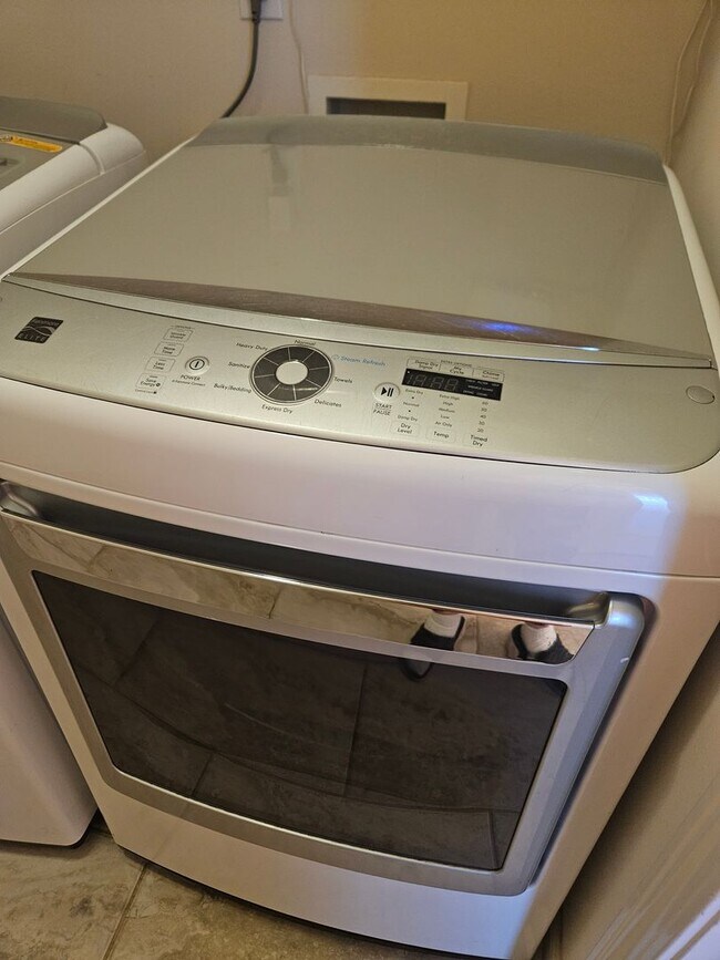 Building Photo - Stunning Executive Custom Built Home with Elite Appliances