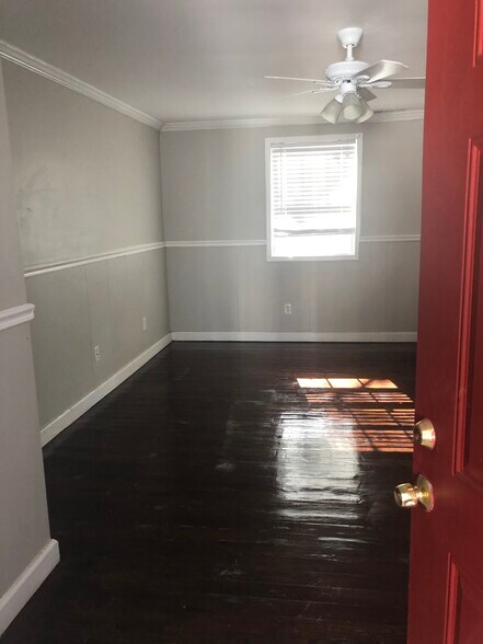 Apt. B Living Space w/ Private entrance - 1107 E Anderson St