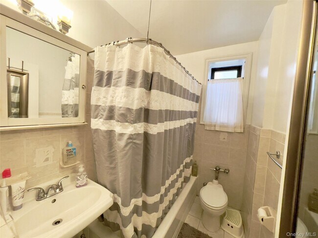 Building Photo - 321 Larchmont Acres