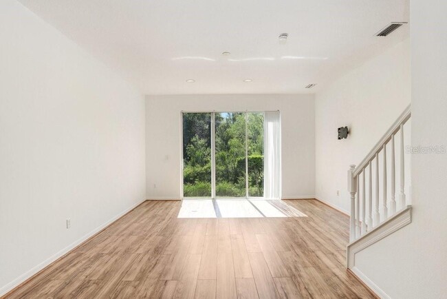 Building Photo - 2050 Park Crescent Dr