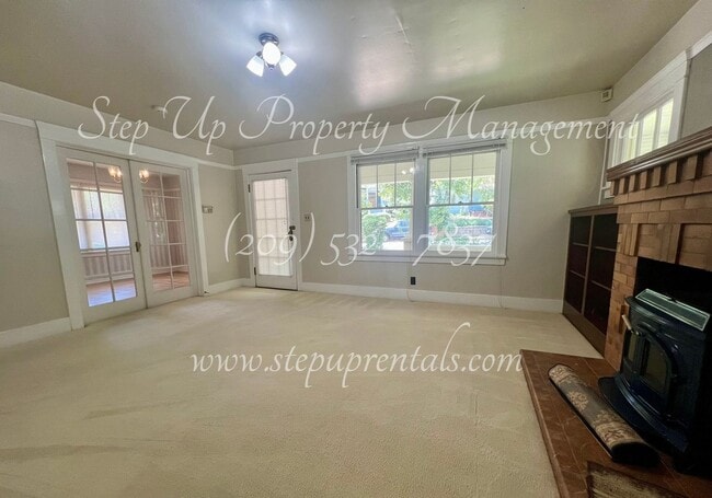 Building Photo - Beautiful 1920's 3 Bed 1 Bath Home Within ...