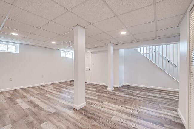 Building Photo - 364 Brightwood Ave