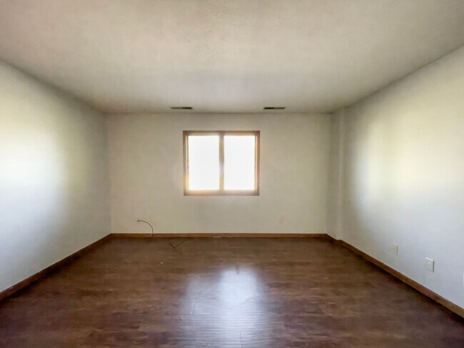 Building Photo - In-Unit Washer and Dryer - Walk the river ...