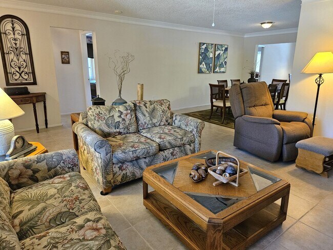 Building Photo - Seasonal Short-Term Single-Family Heated Pool Home located in Venice Gardens!