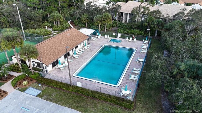 Building Photo - 1965 SW Silver Pine Way