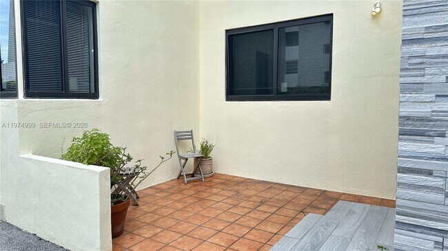 Building Photo - 320 SW 29th Rd