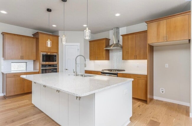 Building Photo - Luxury 4 Bedroom Home in Southridge w/4 ca...