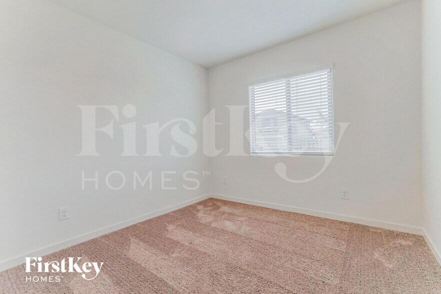 Building Photo - 976 W 20th St