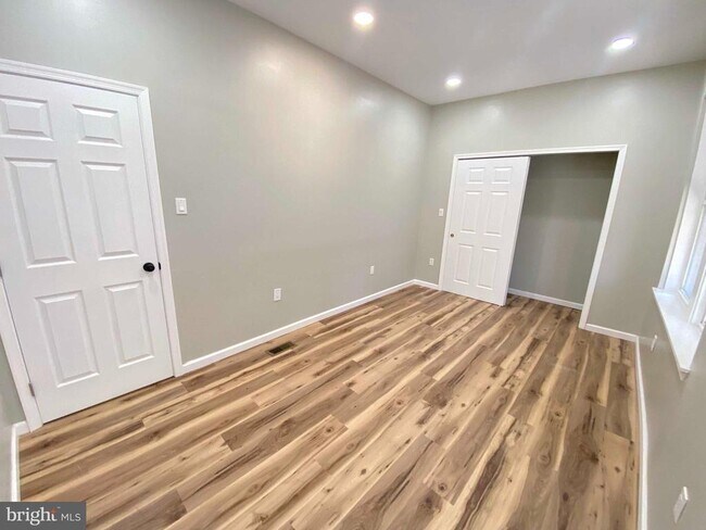 Building Photo - 1426 W Rockland St