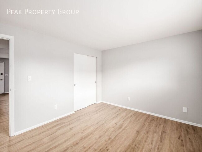 Building Photo - 593 Riverview Dr