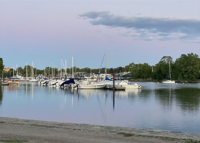 Building Photo - 142 W Boston Post Rd