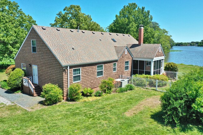 Building Photo - Waterfront Home on 1 Acre Treed Lot, 4/2 +...