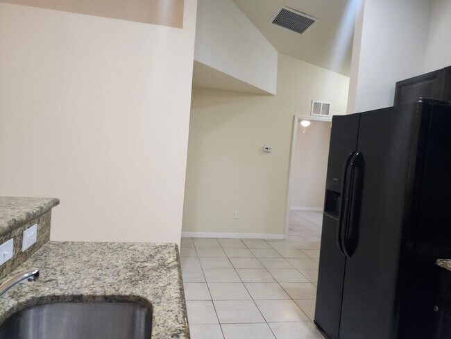 Building Photo - Nice, Clean 3 Bedroom, 2 Bathroom Duplex w...