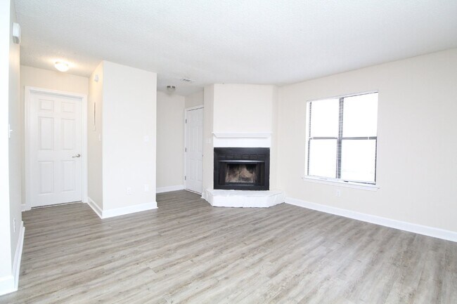 Building Photo - Spacious 2BD/1BA Apartment in Benjamin Oak...