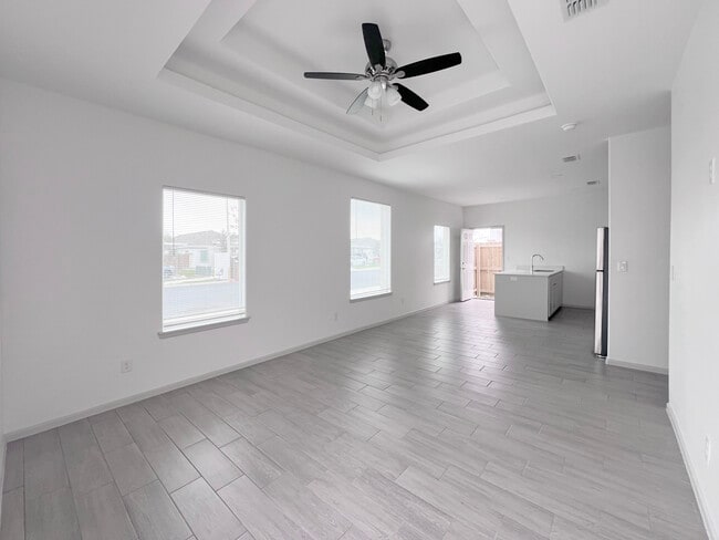 Building Photo - 1304 Shavano Dr