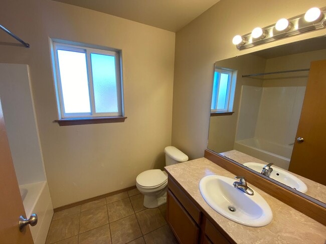 Building Photo - BONUS RENT SPECIAL! 3 Bedroom, 2 Bath Home for September Rent!