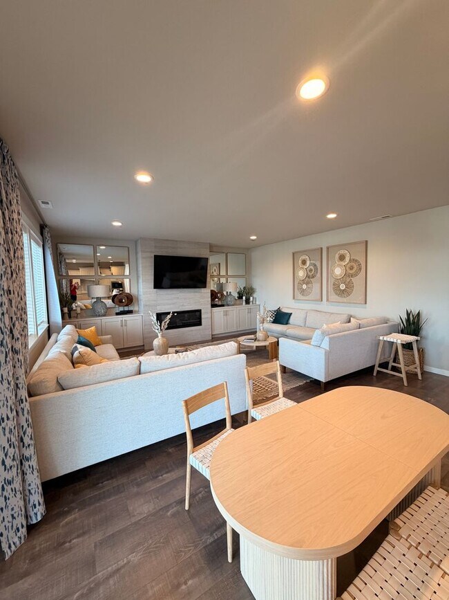 Building Photo - Model home! 4-bed 3-Bath Home on Moon MTN!