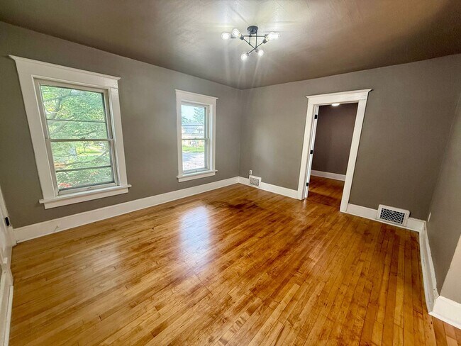 Building Photo - 709 Henrietta St