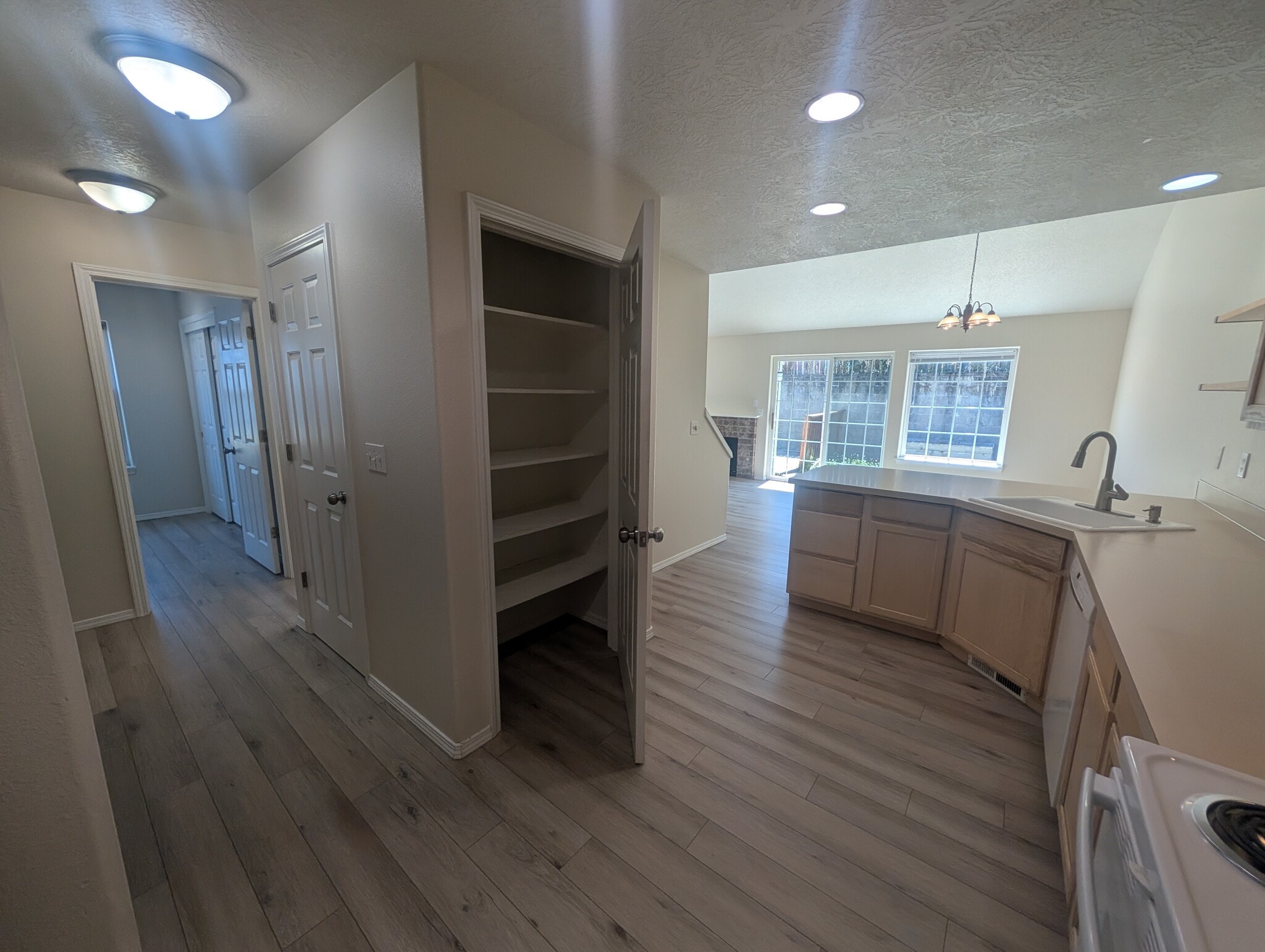 Building Photo - 6925 / 6927 Ridgetop Dr NE