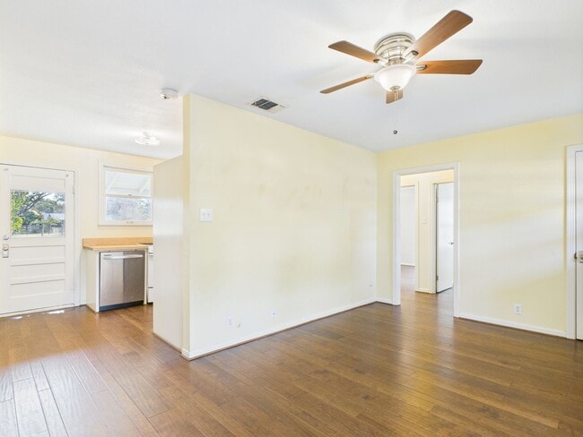 Building Photo - Adorable Property