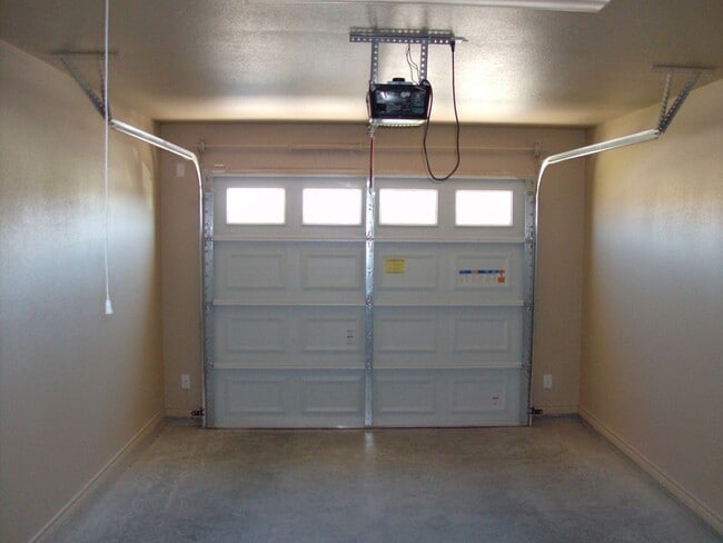 Building Photo - 3 Bedroom / 2 Bath Duplex off Clear Creek ...
