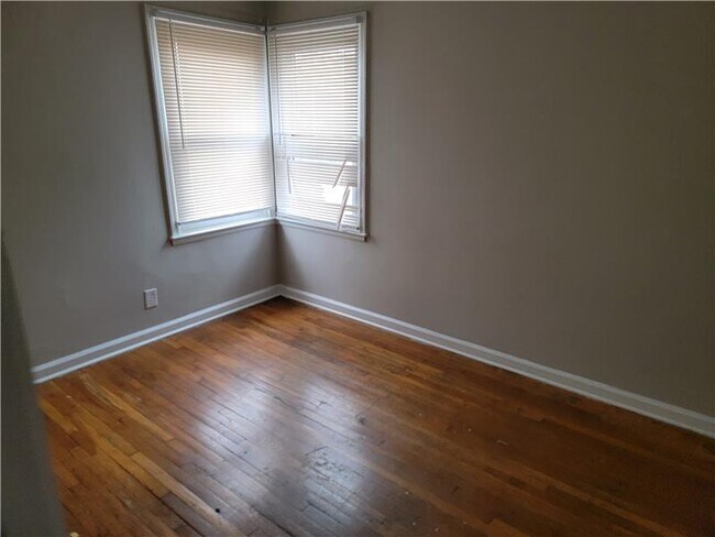 Building Photo - 2983 E Moreland Dr